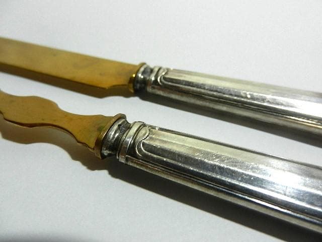 銀の持ち手に美しい黄銅のナイフとフォーク（デザート、オードブル用）