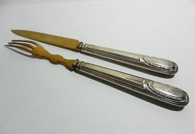 銀の持ち手に美しい黄銅のナイフとフォーク（デザート、オードブル用）