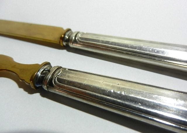 銀の持ち手に美しい黄銅のナイフとフォーク（デザート、オードブル用）