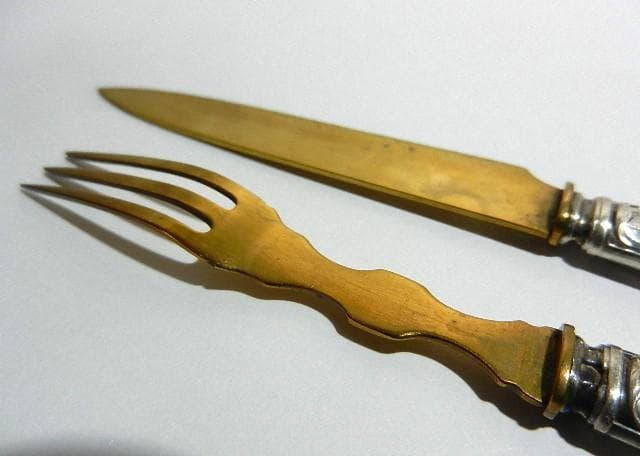 銀の持ち手に美しい黄銅のナイフとフォーク（デザート、オードブル用）