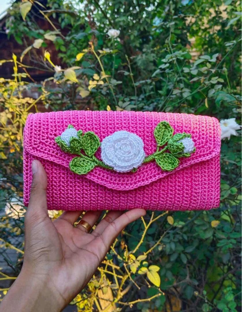 花刺繍付きピンククラッチポーチ