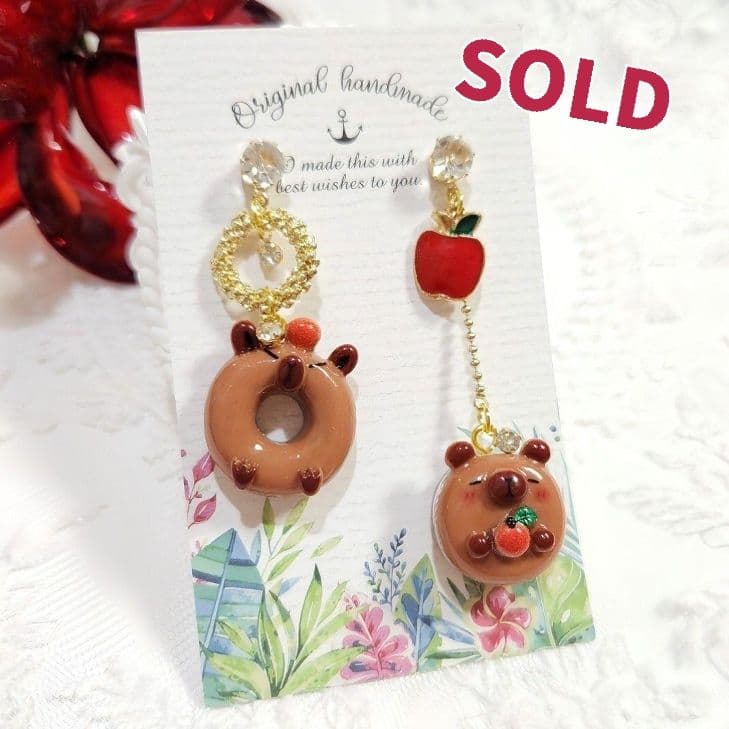 １点限定❣️苺大好きカピバラちゃんのクリームサンドとドーナツのキラキラピアス♡