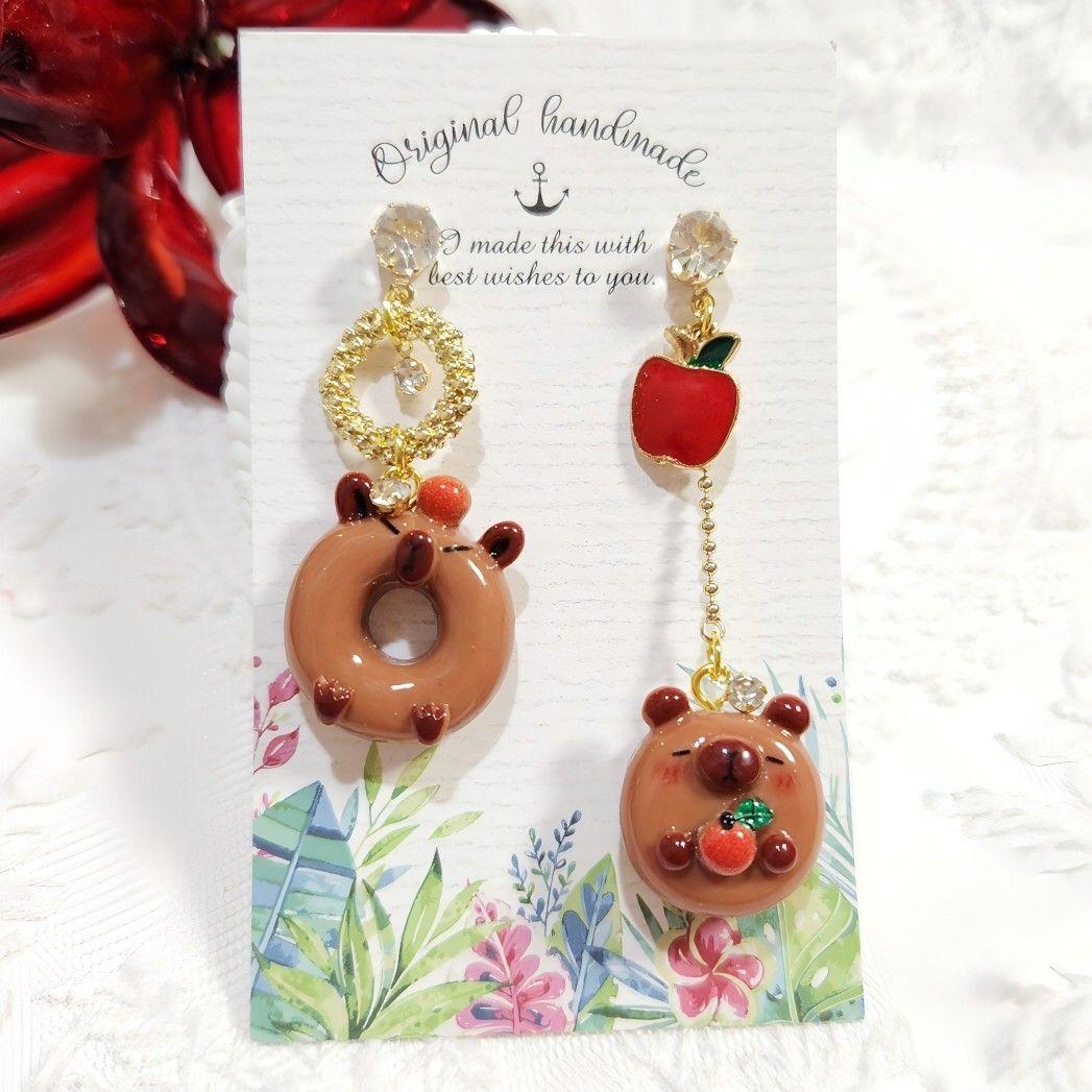 １点限定❣️苺大好きカピバラちゃんのクリームサンドとドーナツのキラキラピアス♡