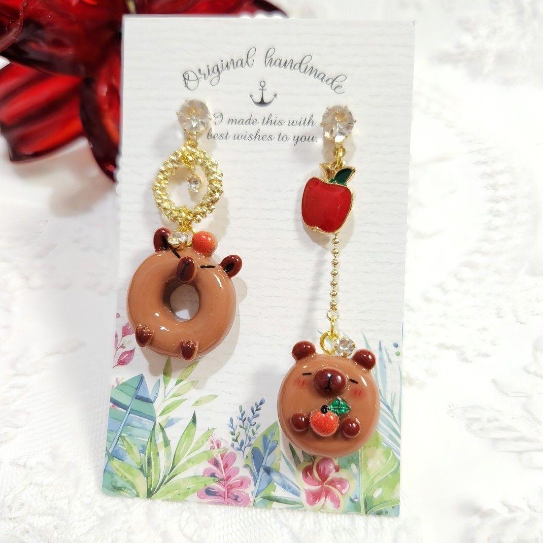 １点限定❣️苺大好きカピバラちゃんのクリームサンドとドーナツのキラキラピアス♡