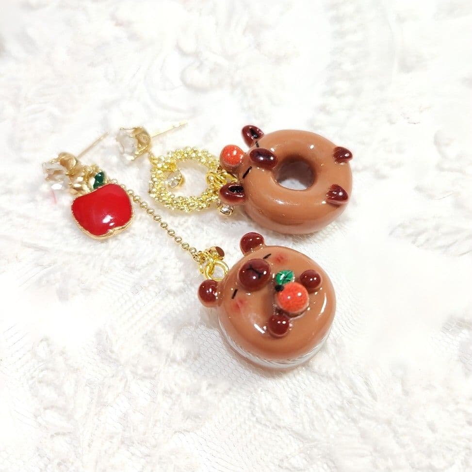 １点限定❣️苺大好きカピバラちゃんのクリームサンドとドーナツのキラキラピアス♡