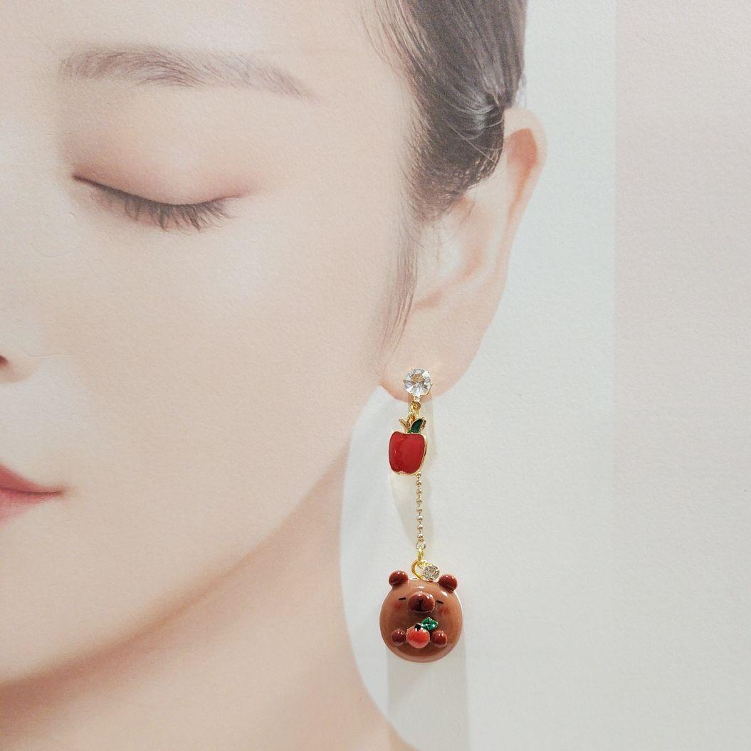 １点限定❣️苺大好きカピバラちゃんのクリームサンドとドーナツのキラキラピアス♡