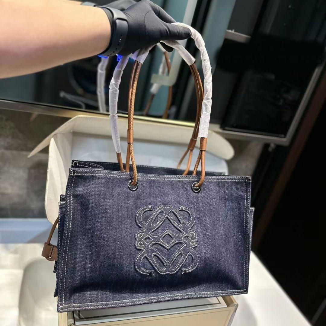 ロエベのトートバッグです