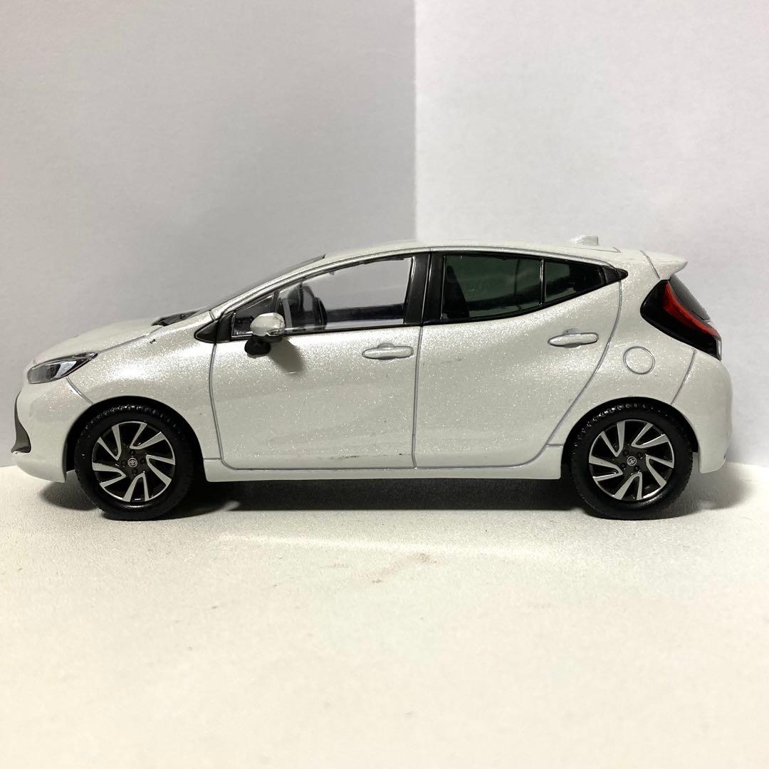 トヨタ 新型アクア AQUA カラーサンプル 1/30ミニカー プラチナ