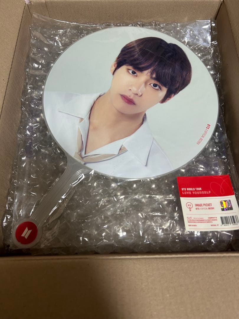 新品未開封 BTS テヒョン テテ V うちわ＆フラッグ 公式7点 - メルカリ