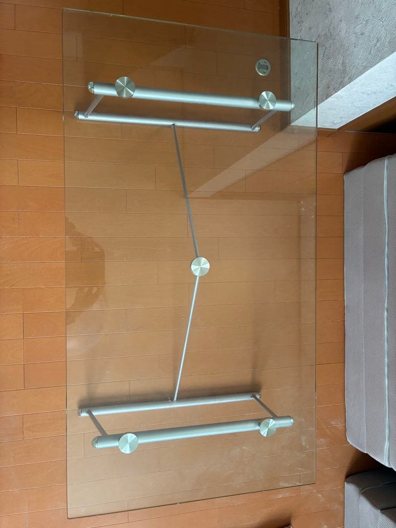 ガラステーブル モダンデザイン