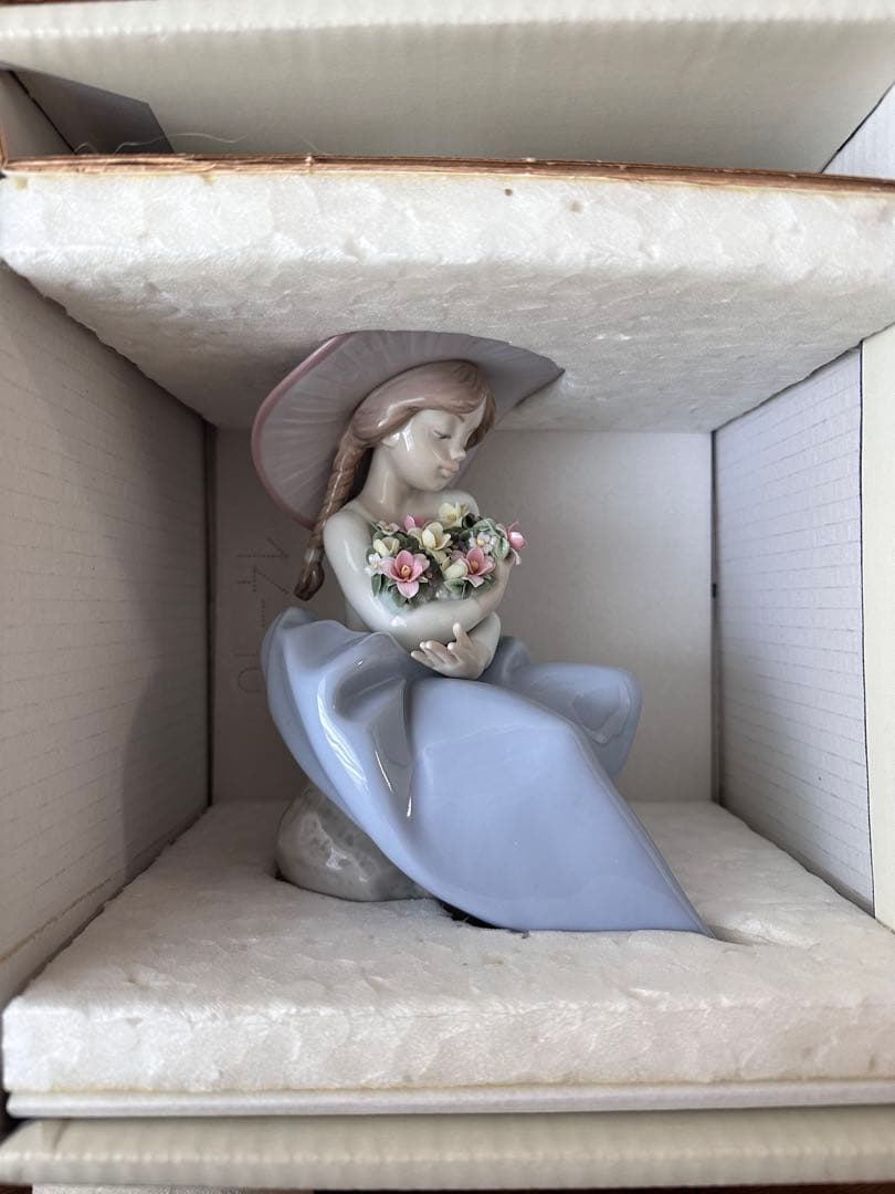 LLADRO リアドロ　5862 花の香りにつつまれて