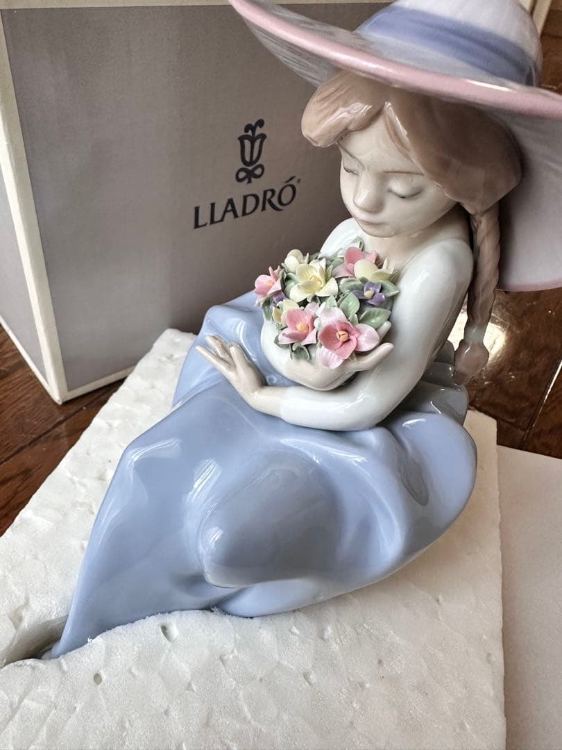 LLADRO リアドロ　5862 花の香りにつつまれて