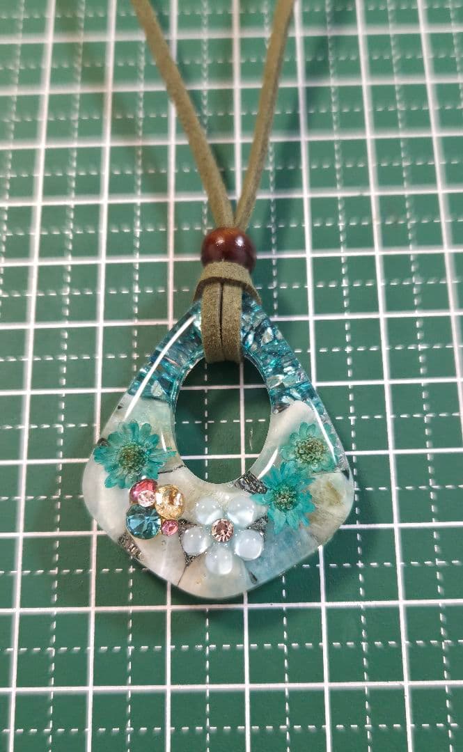 アマゾナイト☆天然石とドライフラワーレジンネックレス✨　豪華バージョン☆