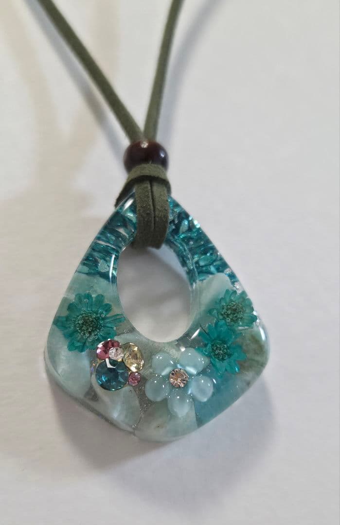 アマゾナイト☆天然石とドライフラワーレジンネックレス✨　豪華バージョン☆