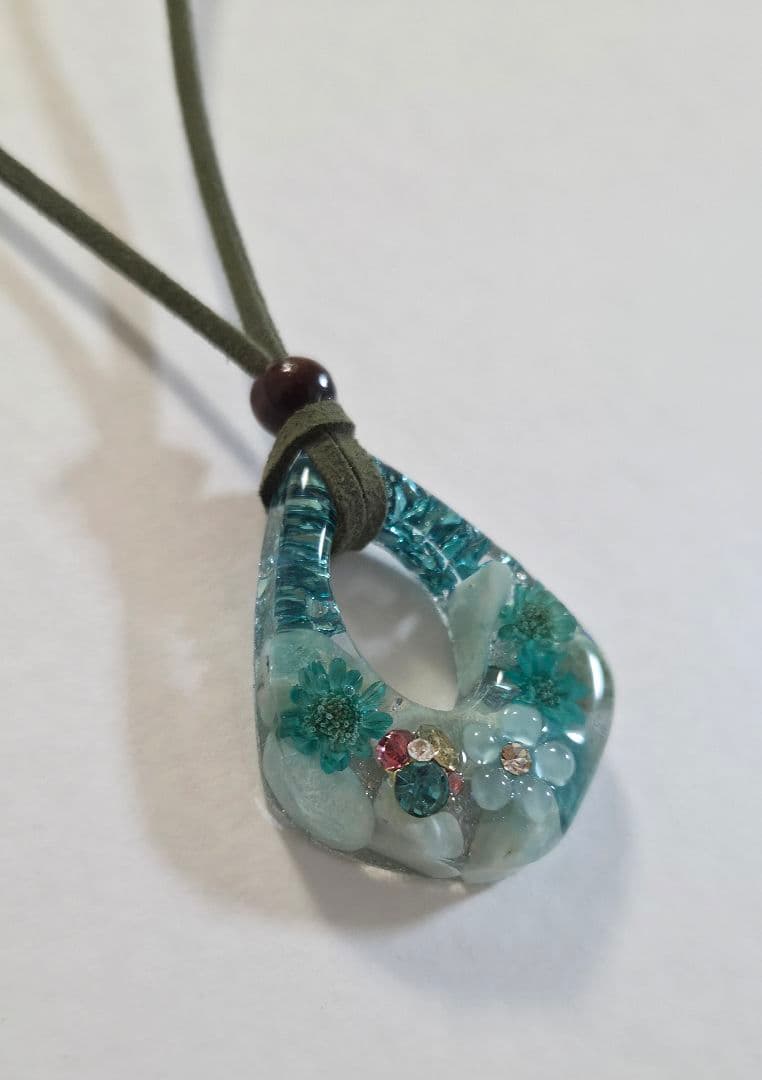 アマゾナイト☆天然石とドライフラワーレジンネックレス✨　豪華バージョン☆