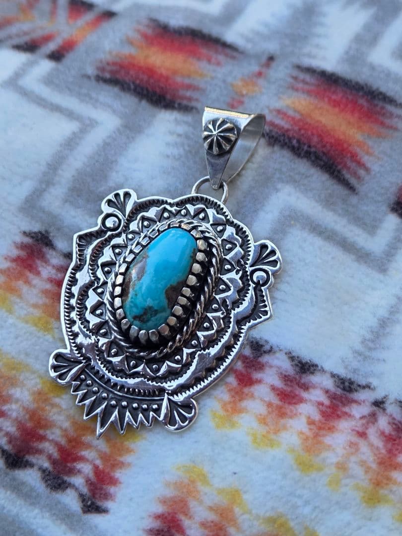 ビズビーターコイズ　スタンプワーク　ペンダント　インディアンジュエリースタイル