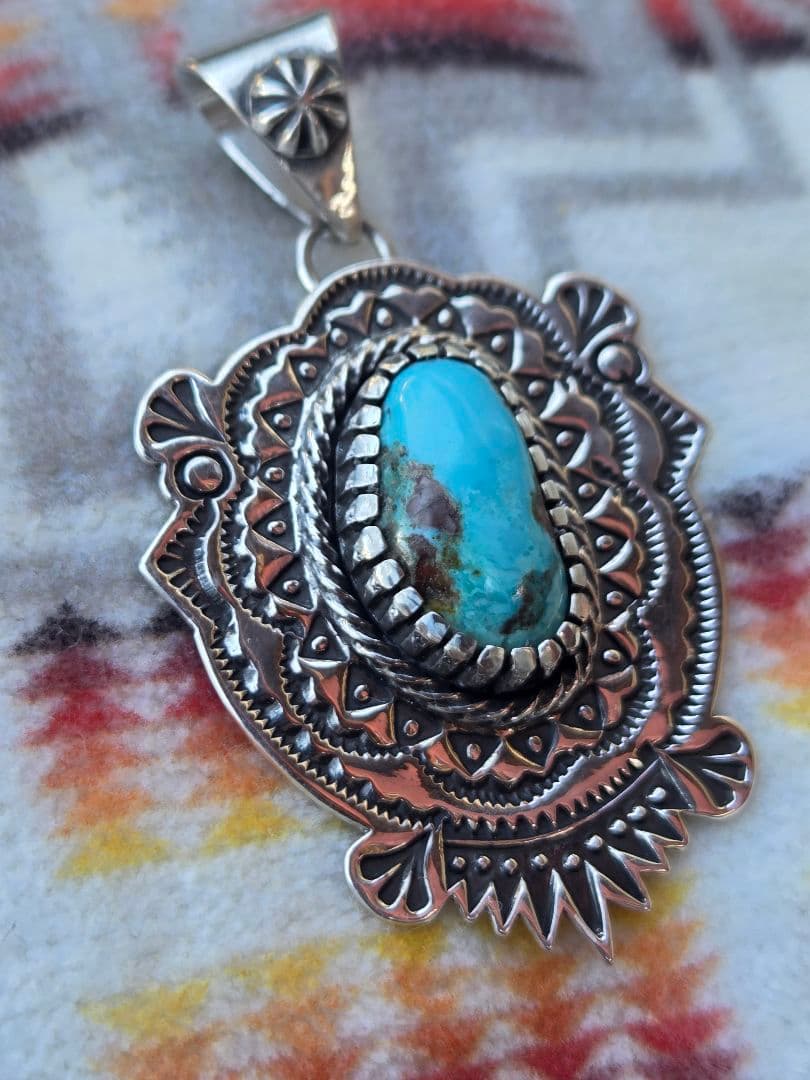 ビズビーターコイズ　スタンプワーク　ペンダント　インディアンジュエリースタイル