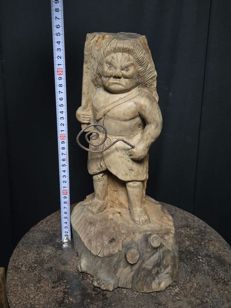 荒々しい木彫りの不動明王に鉄の小物を持たせたアーティストオブジェ骨董