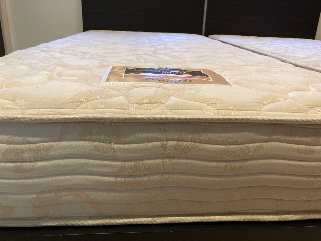 【かまぼこ】①シモンズ　フレーム＋マットレス　シングル1台（写真左側1台）