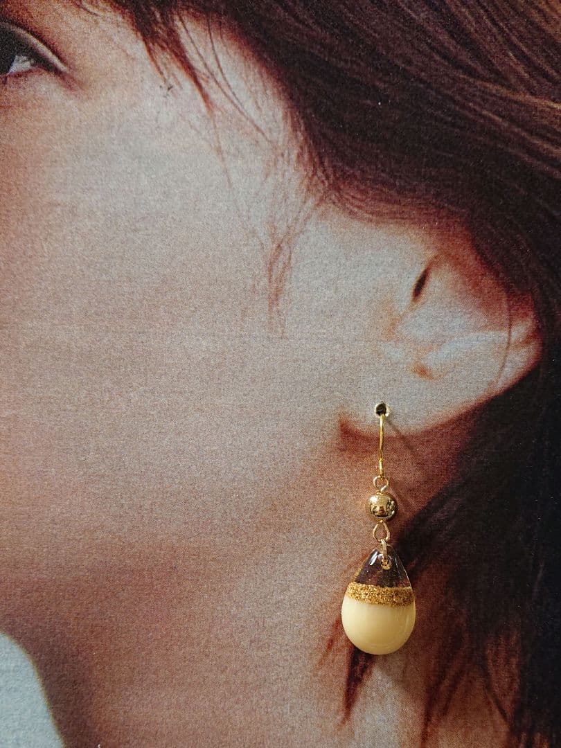 ≪138 ミルキーイエロー≫レジンピアス 400円