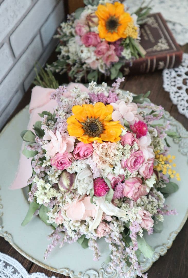 ドライフラワーꕤ︎︎ひまわりとバラと小花いっぱいスワッグꕤ︎︎花束2点セット