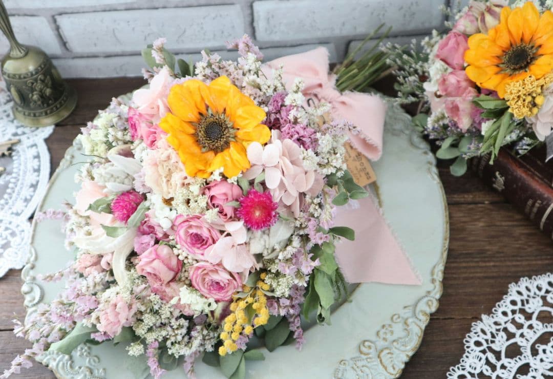 ドライフラワーꕤ︎︎ひまわりとバラと小花いっぱいスワッグꕤ︎︎花束2点セット
