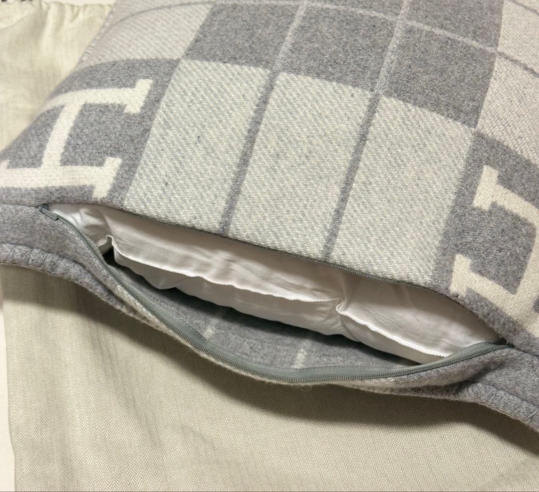 新品未使用 クッション 《アヴァロンIII》 PM グレー