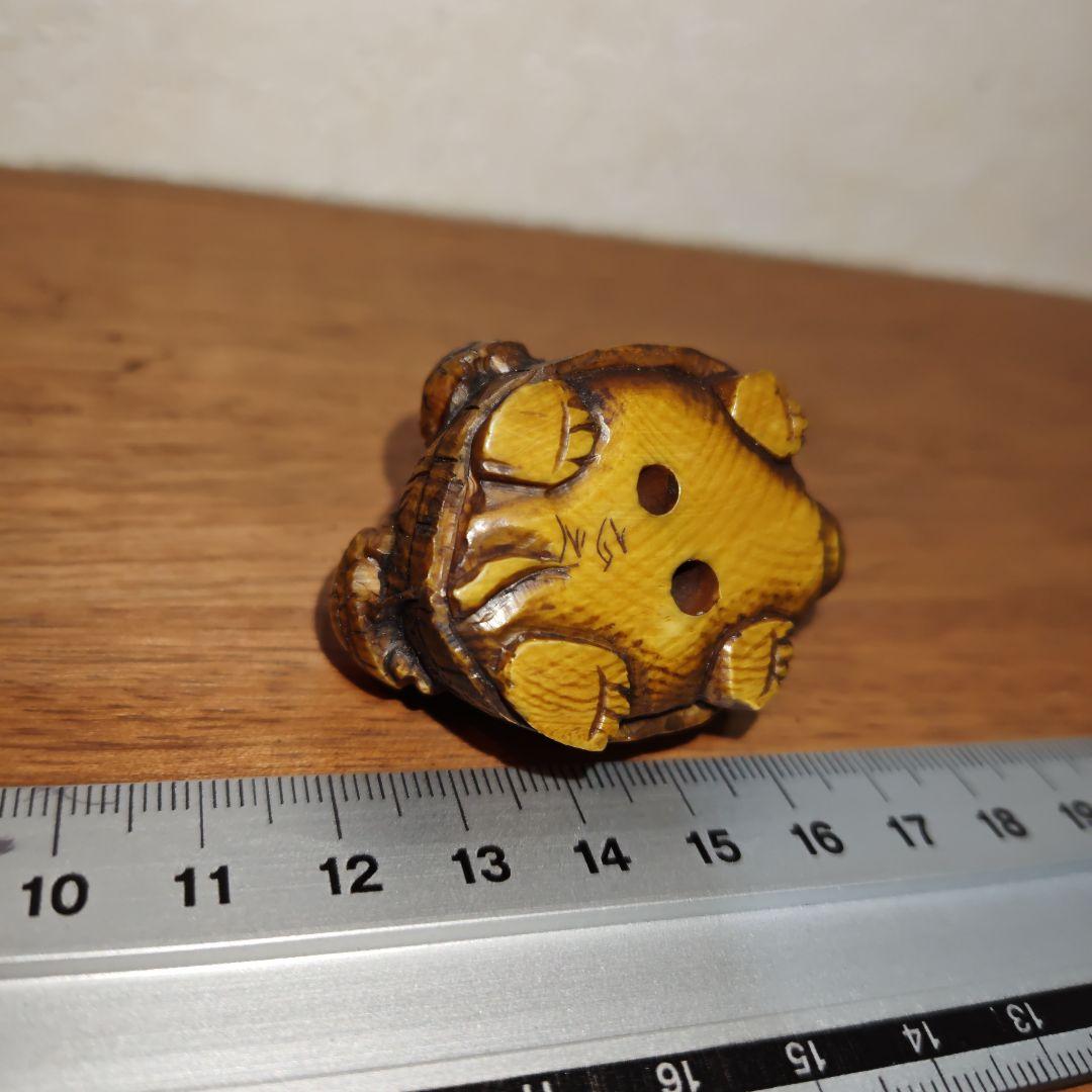 時代提物 縁起物根付 天然素材 在銘正之【親子亀】高さ約2.6cm 重さ約40ｇ