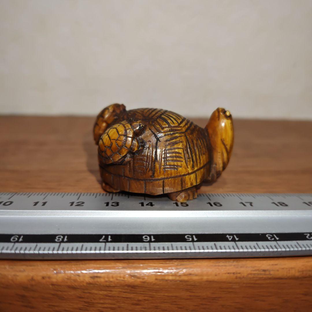 時代提物 縁起物根付 天然素材 在銘正之【親子亀】高さ約2.6cm 重さ約40ｇ