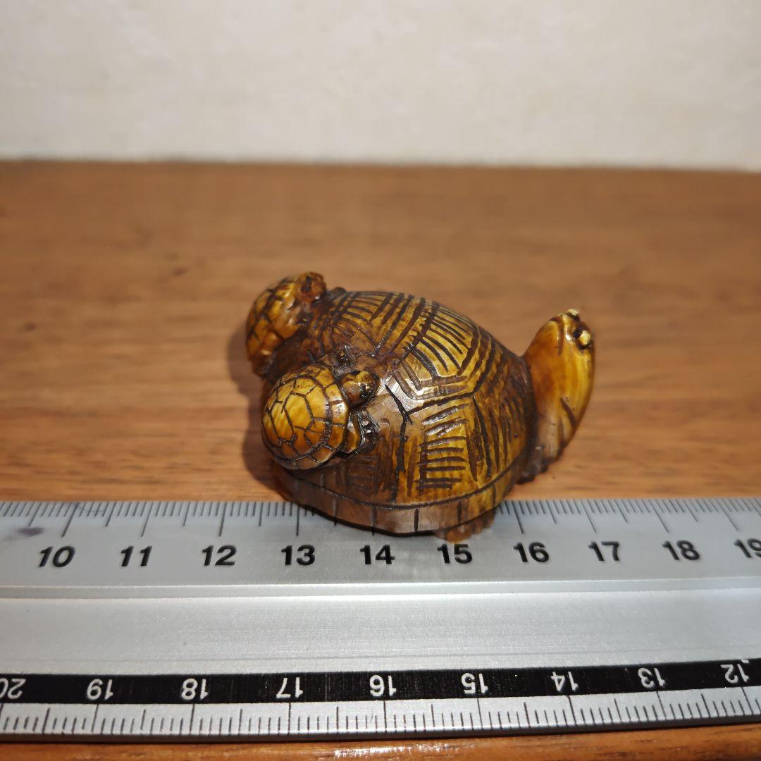 時代提物 縁起物根付 天然素材 在銘正之【親子亀】高さ約2.6cm 重さ約40ｇ