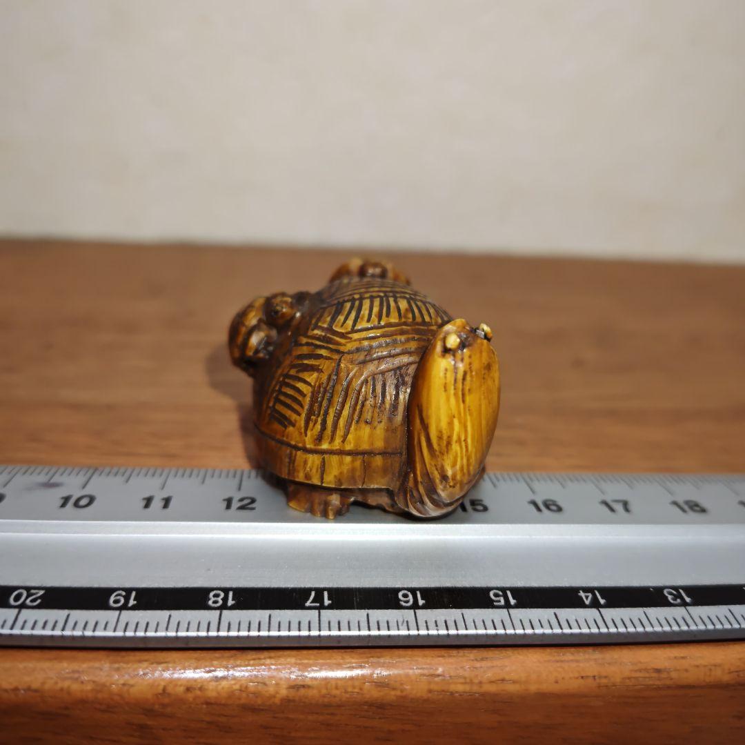 時代提物 縁起物根付 天然素材 在銘正之【親子亀】高さ約2.6cm 重さ約40ｇ