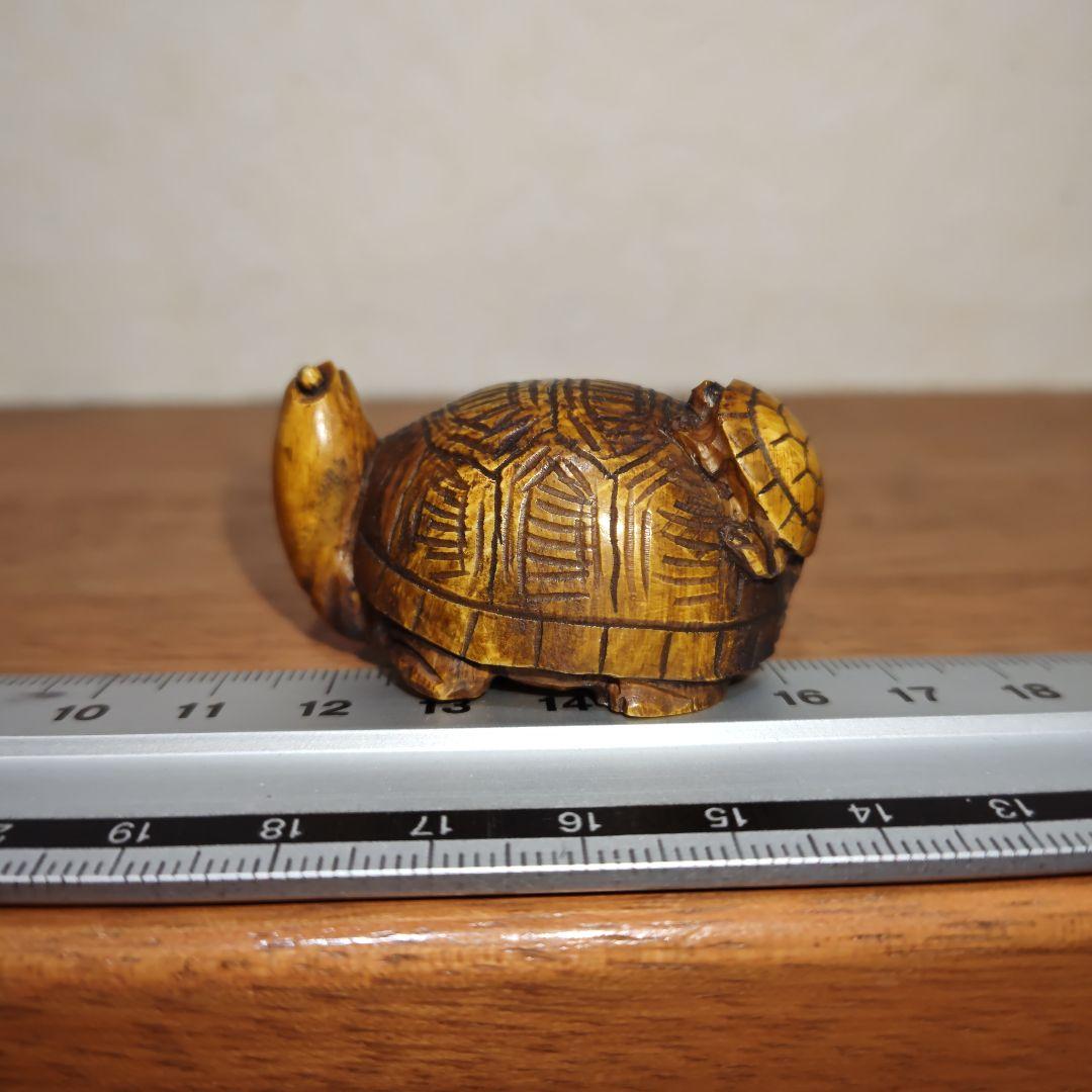 時代提物 縁起物根付 天然素材 在銘正之【親子亀】高さ約2.6cm 重さ約40ｇ