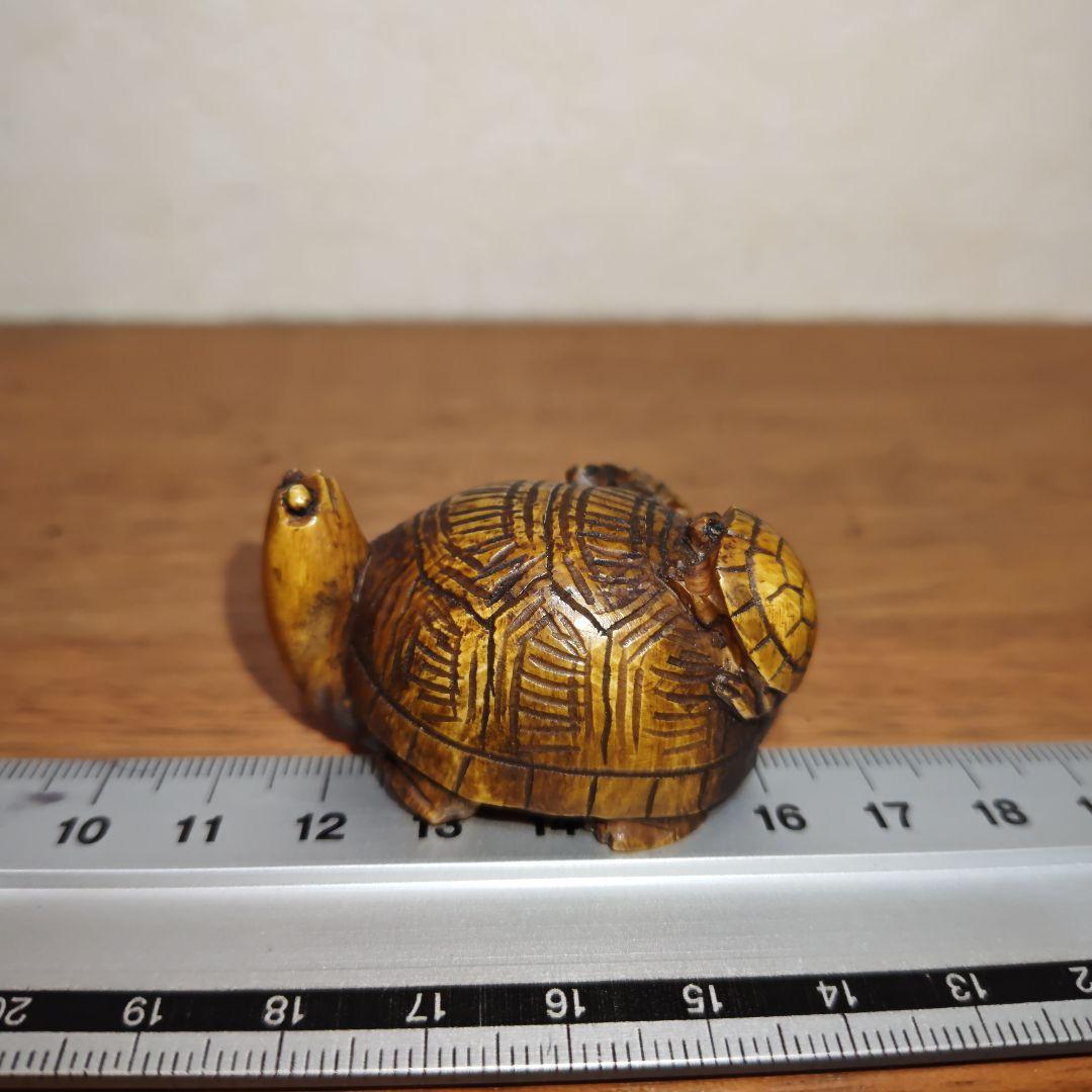 時代提物 縁起物根付 天然素材 在銘正之【親子亀】高さ約2.6cm 重さ約40ｇ
