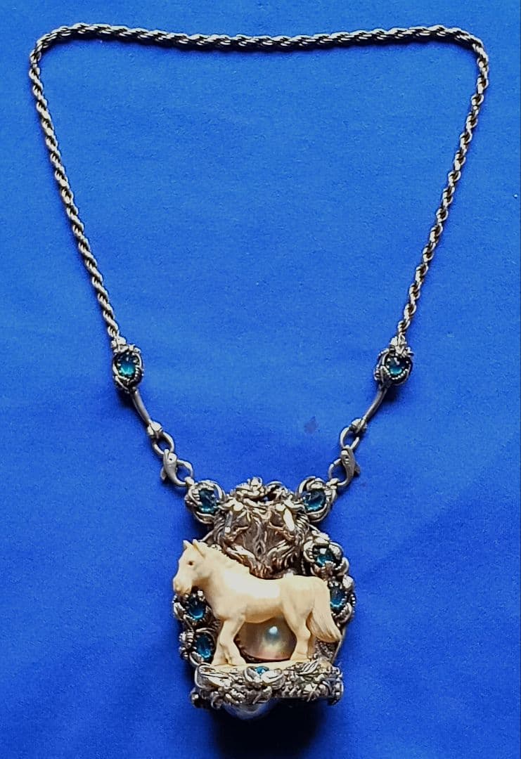 馬年に馬のシルバー手作りペンダント。