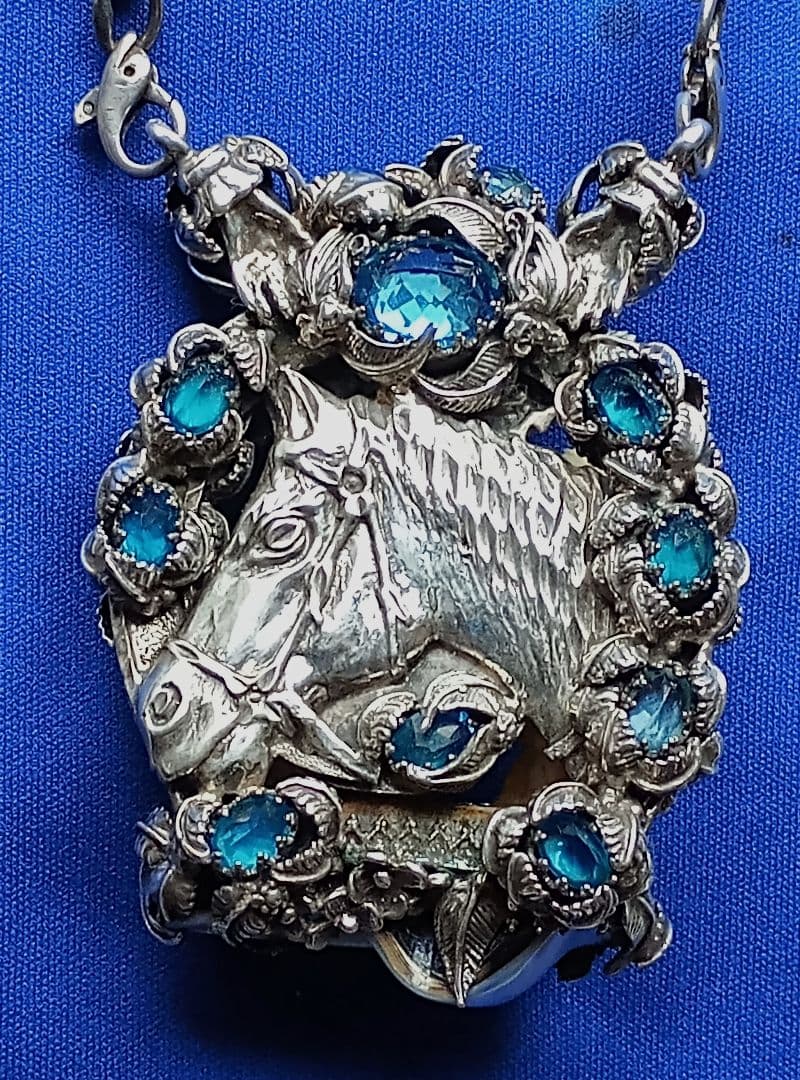 馬年に馬のシルバー手作りペンダント。