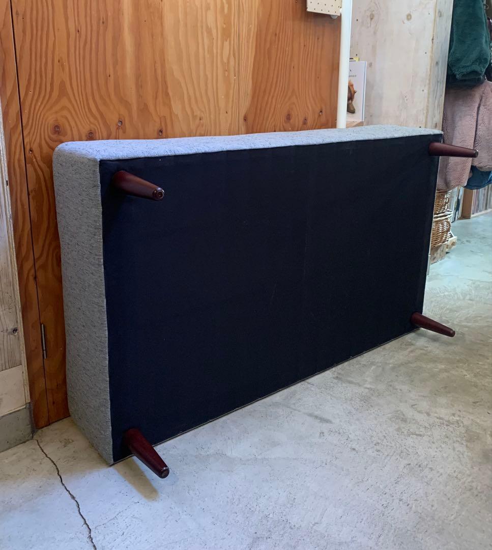 グレーの布製ソファ・デイベッド・ベンチソファ