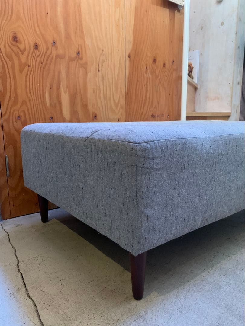 グレーの布製ソファ・デイベッド・ベンチソファ