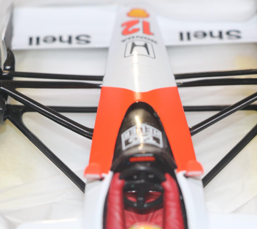 貴重ビックスケール1／18マクラーレン・ホンダMP4／4 セナ・コレコレ