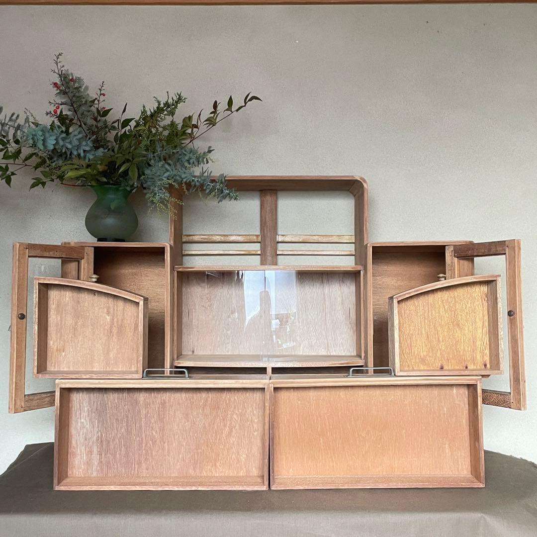 アーチガラスのアンティークキャビネット