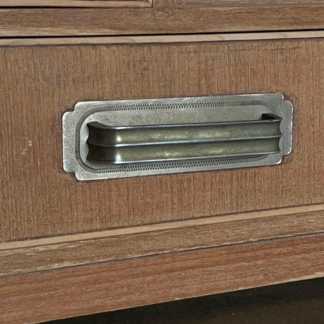 アーチガラスのアンティークキャビネット