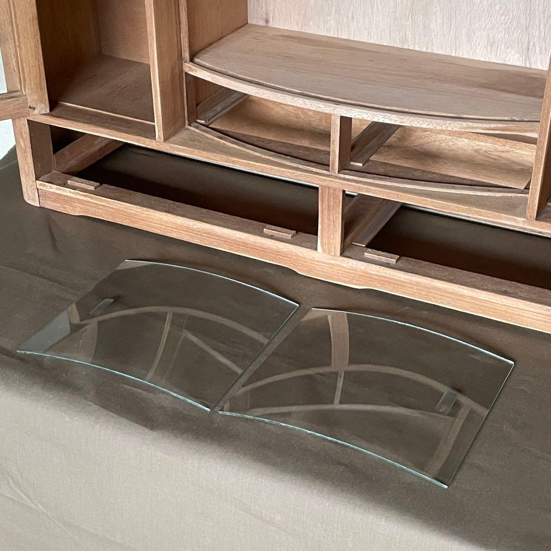 アーチガラスのアンティークキャビネット