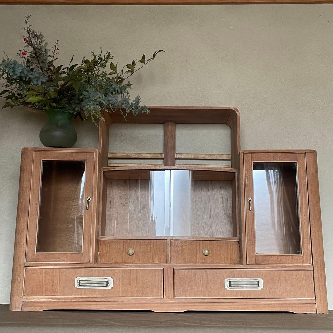 アーチガラスのアンティークキャビネット