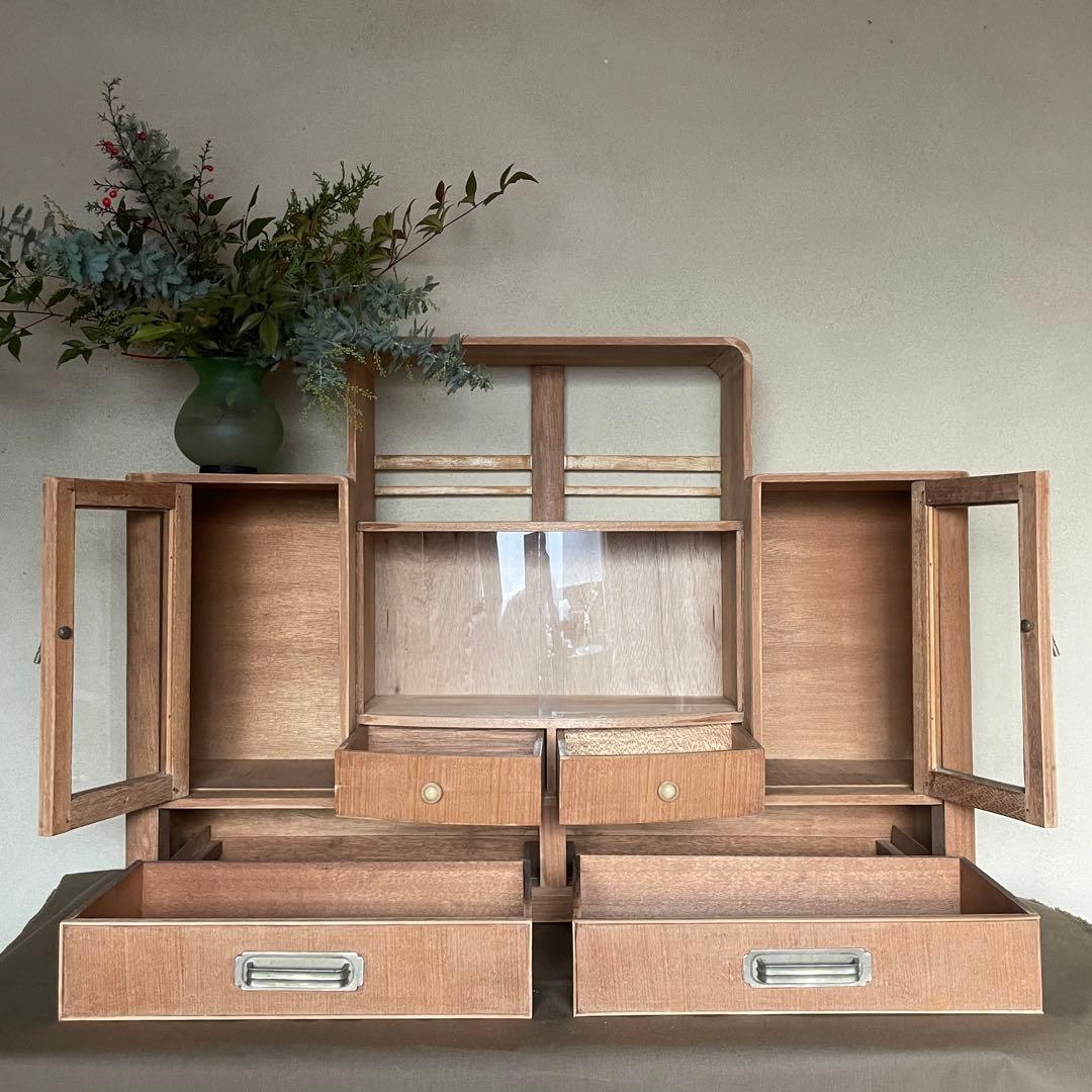 アーチガラスのアンティークキャビネット