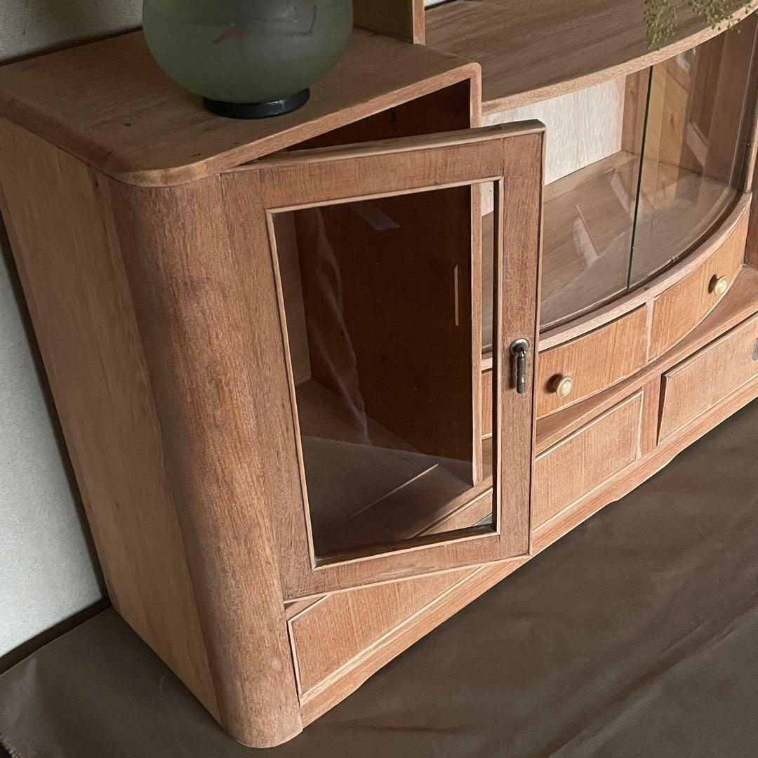 アーチガラスのアンティークキャビネット