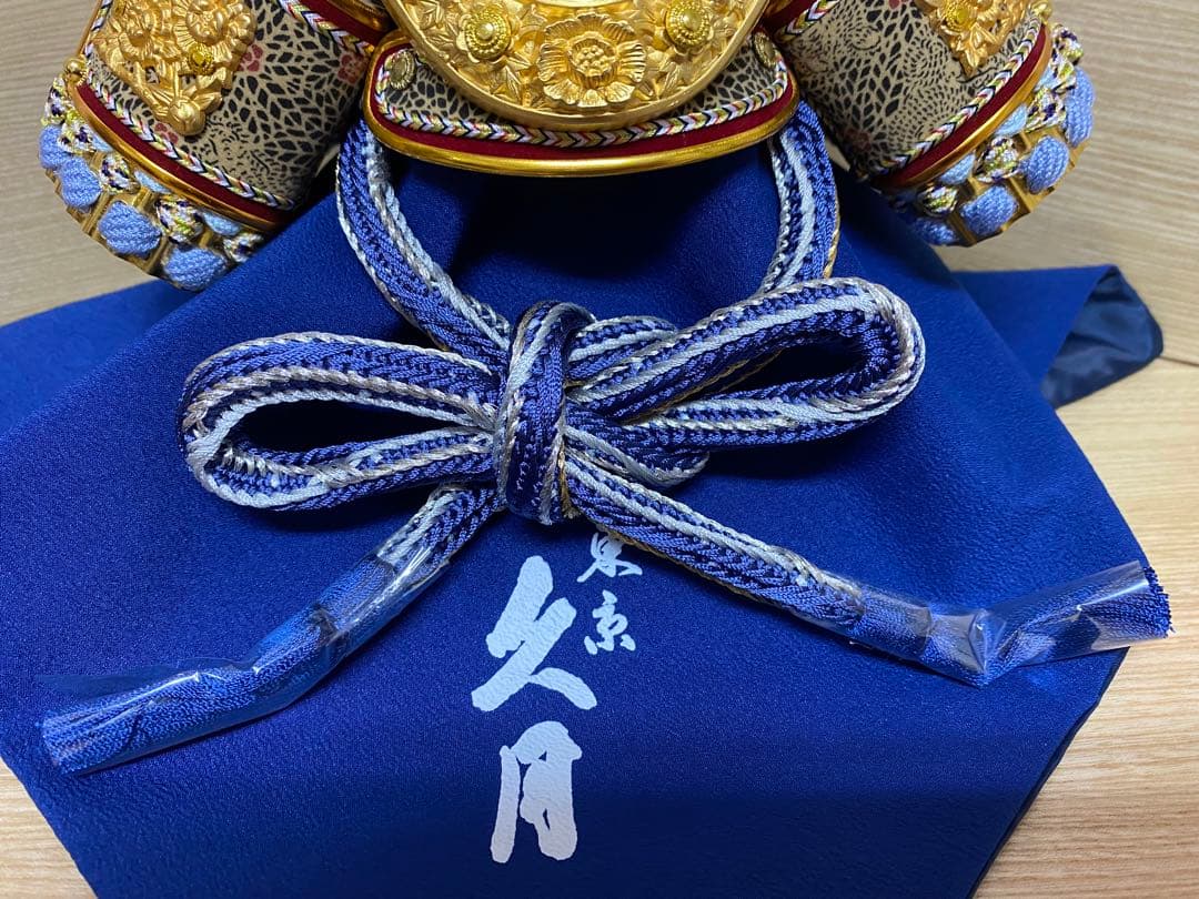 東京久月　五月人形　銘木シリーズ　針桐　家紋付き兜飾り収納セット