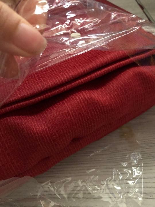 十八日まで！未使用カーテン　　赤　レッド　2個