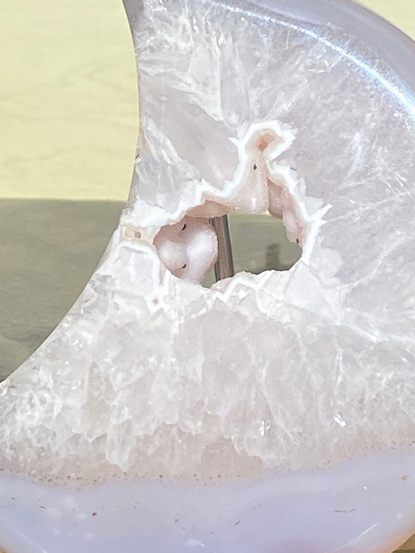 【健康・長寿・子宝】 瑪瑙⭐️月⭐️白シュガー⭐️トルマリン共生⭐️台座付き N111