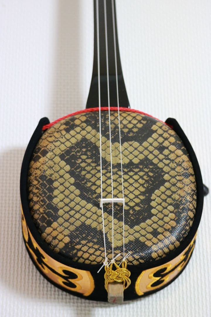 三線　沖縄三線リーズナブルな練習用　新品未使用品 Amazon.co.jp: ちゅら咲 沖縄三線 トライアル初心者向けセット （中型