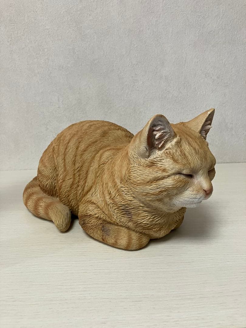 香箱ねこ　茶トラ　レジン製　ガーデンオーナメント