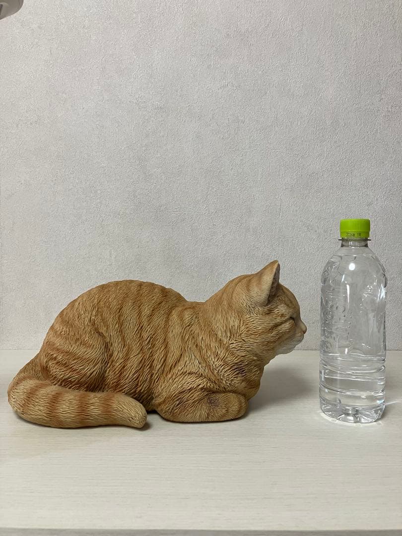 香箱ねこ　茶トラ　レジン製　ガーデンオーナメント